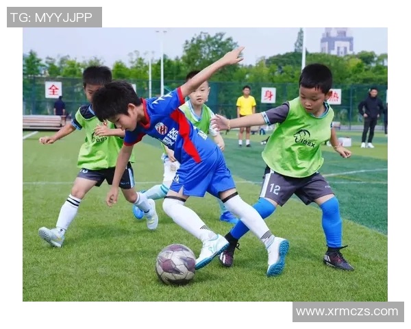 足球明星的孩子们在绿茵场上展现天赋与梦想的精彩瞬间