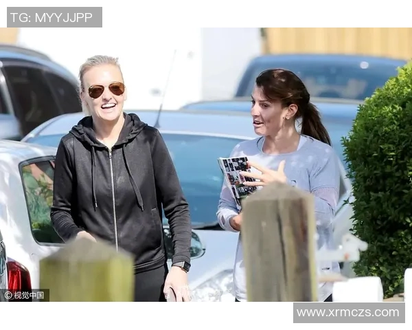 鲁尼妻子揭秘：从青涩校园恋到足球明星背后的坚强支持者