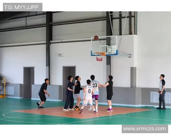 篮球明星与学生共聚球场传授技巧激发热情的友谊赛